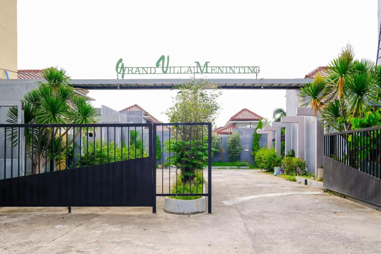 Oyo 2284 Grand Villa Meninting Montongbuwoh Екстериор снимка